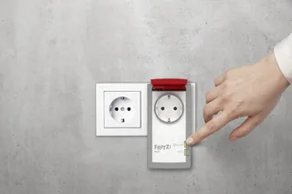 FRITZ!DECT 210 Smart-Stecker, Outdoor-Steckdose IP44, bis 3.450 W, Energiemessung, Zeitschaltung von AVM in Weiß – Produktfoto 2 von 3