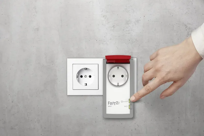 FRITZ!DECT 210 Smart-Stecker, Outdoor-Steckdose IP44, bis 3.450 W, Energiemessung, Zeitschaltung von AVM in Weiß – Produktfoto 2 von 3