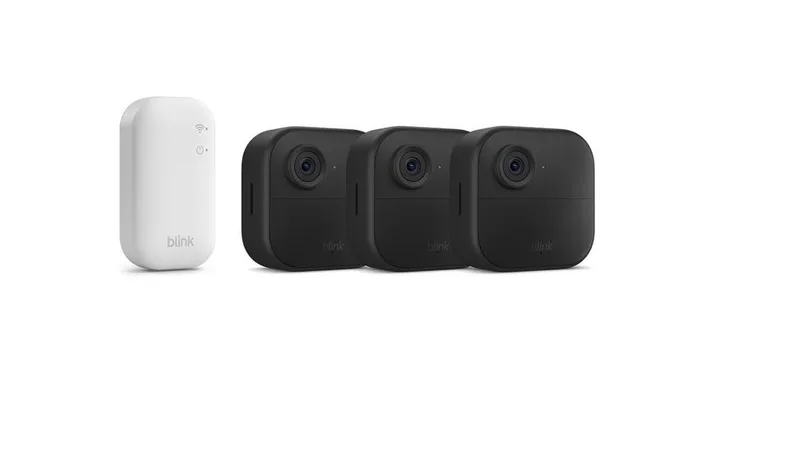 IP-Überwachungskamera Kamera Outdoor 4 Sicherheitskamera 3-Kamera-System Überwachungskamera (Innenbereich, Außenbereich, Set, inkl. Sync Modul Core, integriertes Mikrofon) fra Blink i Sort – produktbillede