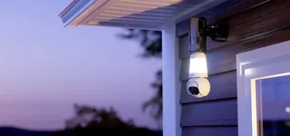 Bulb Cam - Beveiligingscamera En E27 Lamp - 3K Camera en Lamp In 1 - 3K UHD Beeld – 350 Lumen - Eenvoudige en Snelle Installatie - Panoramisch Draaien En Kantelen Voor 360° Beveiliging - Persoons -En Voertuigendetectie fra Imou i Hvid – produktbillede 2 af 3