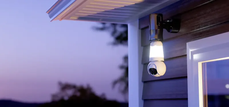 Bulb Cam - Beveiligingscamera En E27 Lamp - 3K Camera en Lamp In 1 - 3K UHD Beeld – 350 Lumen - Eenvoudige en Snelle Installatie - Panoramisch Draaien En Kantelen Voor 360° Beveiliging - Persoons -En Voertuigendetectie fra Imou i Hvid – produktbillede 2 af 3