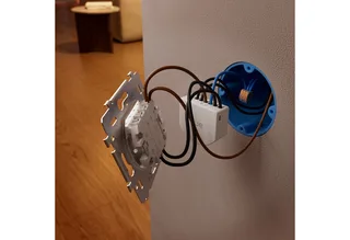 bedrade wandschakelaar voor niet-slimme lampen - bevat 1 module, voor 2 kanalen - zonder batterijen - nuldraad vereist ​ - maakt niet-slimme lampen slim - slimme verlichting van Philips Hue in Wit – productfoto 5 van 5
