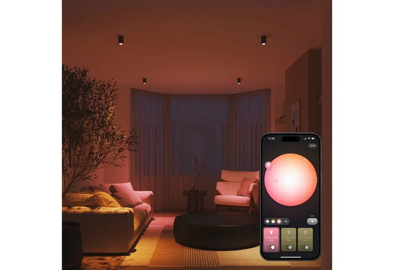 Essential Slimme LED GU10 Spotlight - Wit en gekleurd licht van Philips Hue – productfoto 4 van 5