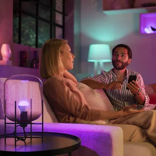 LED lamp - kogellamp - E14 fitting - bevat 2 lampen - aanpasbaar wit en gekleurd licht - slimme verlichting van Philips Hue – productfoto 4 van 5