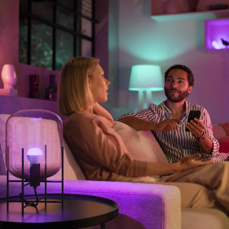 LED lamp - kogellamp - E14 fitting - bevat 2 lampen - aanpasbaar wit en gekleurd licht - slimme verlichting van Philips Hue – productfoto 4 van 5