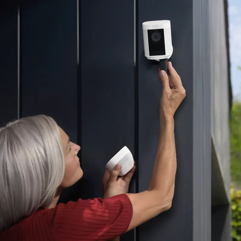 Spotlight Cam Pro - Batterij - Beveiligingscamera - 2K video by Ring in White – product photo 2 of 3