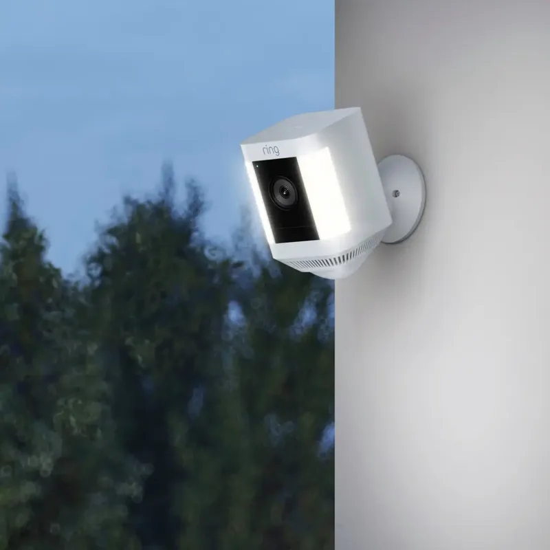 Spotlight Camera Plus - Op batterij från Ring i Vit – produktbild 2 av 3