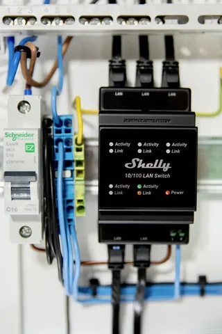 LAN Switch by Shelly in Black – product photo 2 of 3