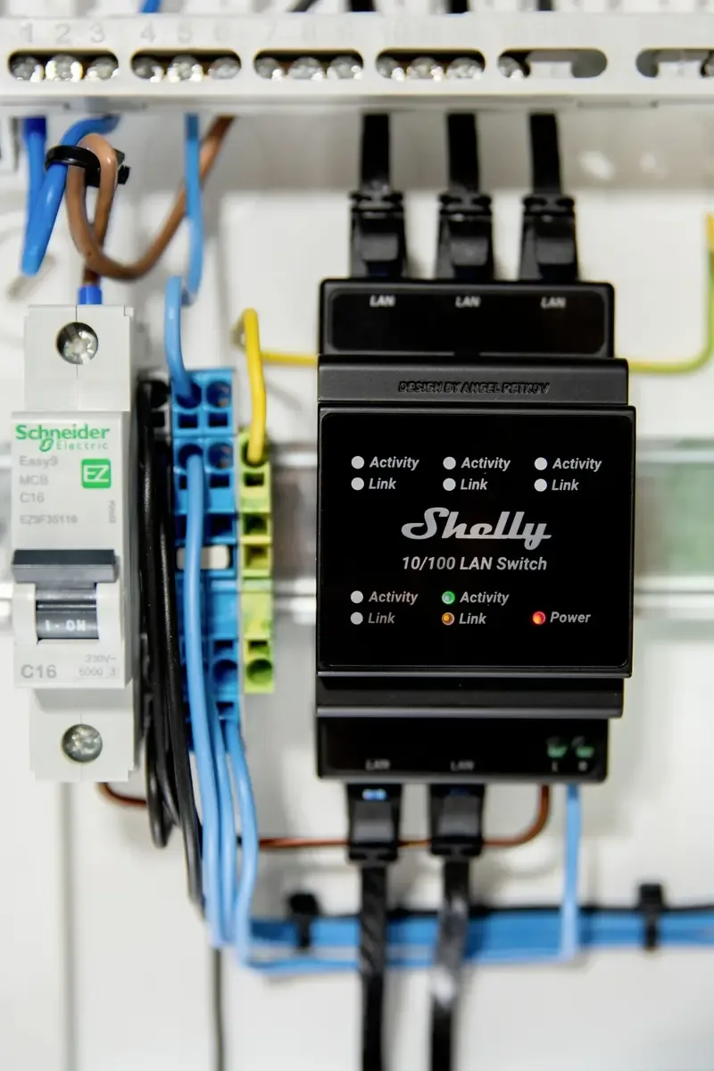LAN Switch by Shelly in Black – product photo 2 of 3