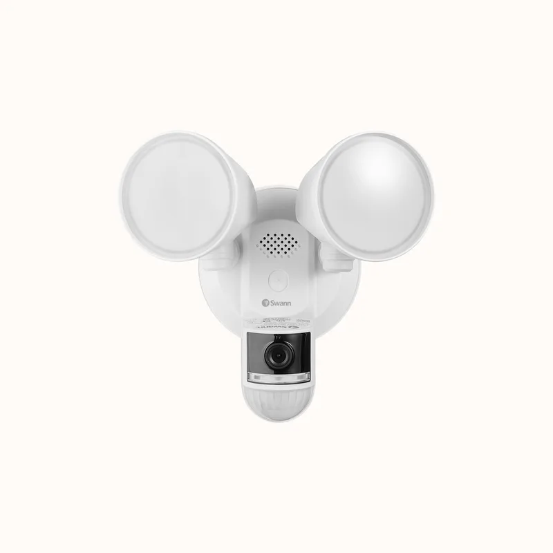 Swann 4K Floodlight Security Camera – Beveiligingscamera buiten – 4K Ultra HD – Floodlight met Sirene – Nachtzicht in Kleur - Heat & Motion Detectie van Swann in Wit – productfoto
