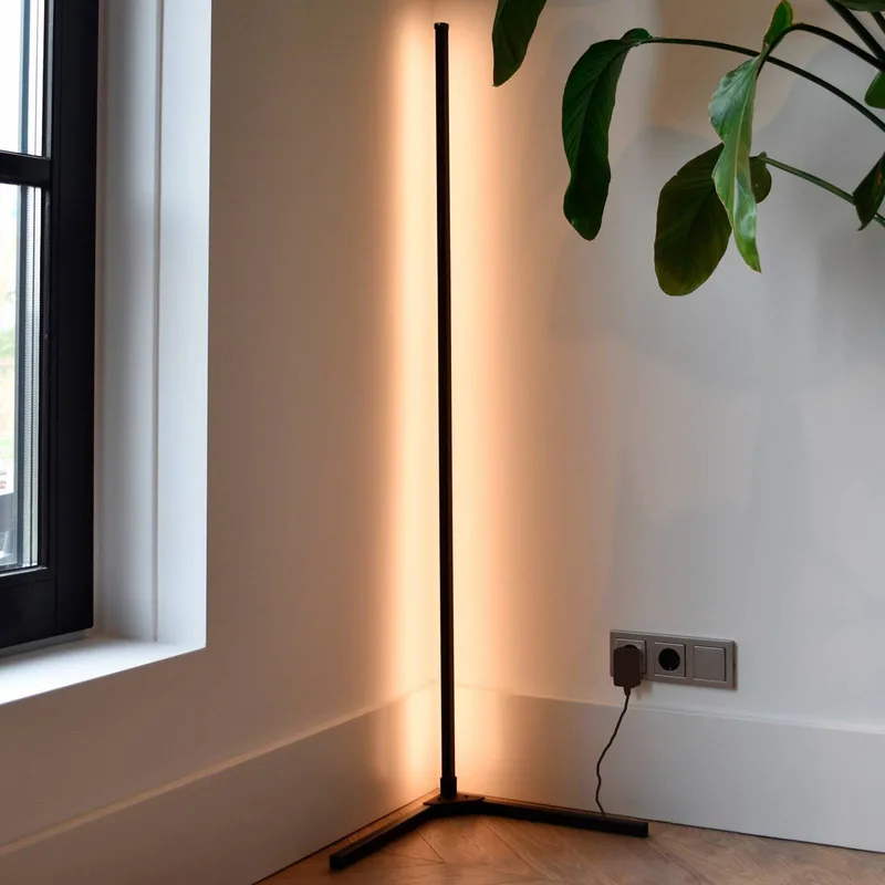 Smart LED-golvlampa med fjärrkontroll RGBW från Calex i Svart – produktbild 3 av 5