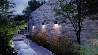 Dymera muurlamp - wit en gekleurd licht de Philips Hue en Noir – photo produit 2 sur 3