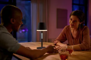Hue Go LED tafellamp, zwart, RGBW van Philips Hue – productfoto 3 van 5