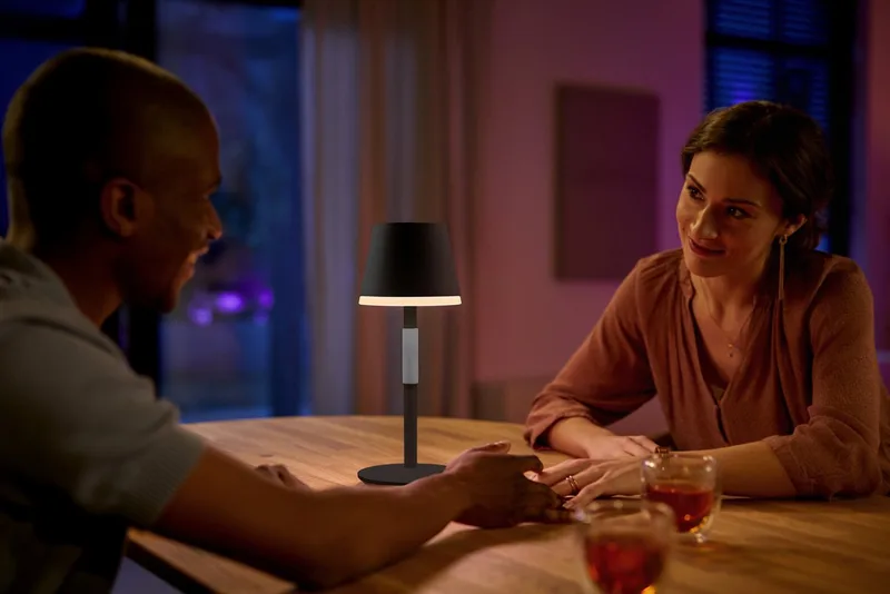 Hue Go LED tafellamp, zwart, RGBW van Philips Hue – productfoto 3 van 5