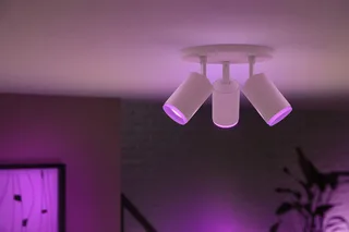 LED Deckenspot White & Color Ambiance Fugato 3er Aufbauspot, Abschaltautomatik, Bluetooth, CCT - über Fernbedienung, Dimmfunktion, Einschlafhilfe, Farbsteuerung, Farbwechsel, Memory, nach Trennung vom Netz, Nachtlichtfunktion, RGB, Smart Home, Timerfunktion, Weckerfunktion, dimmbar über de Philips Hue en Blanc – photo produit 5 sur 5