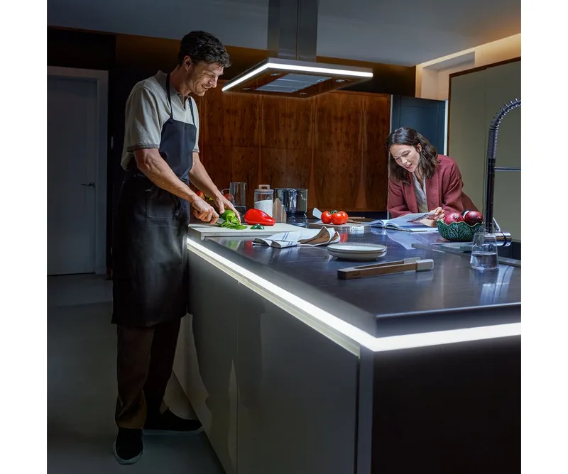 LED Stripe OmniGlow Gradient Premium Lightstrip, Gradient Farbverläufe, App-/Sprachsteuerung, zuschneidbar, Diffusor fra Philips Hue i Hvid – produktbillede 5 af 5