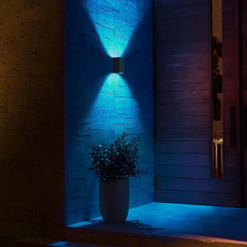Resonate LED buiten wandlamp, RGBW van Philips Hue in Zwart – productfoto 3 van 5