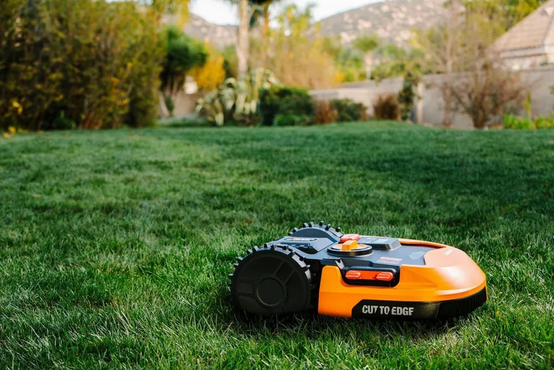 Rasenmähroboter Landroid M700 Plus, bis 700 m² Rasenfläche, (Set), 700m², 20V/4Ah, 18cm/30-60mm, WiFi/Bluetooth, Cut to edge, PowerShare by Worx in Orange – product photo 2 of 5